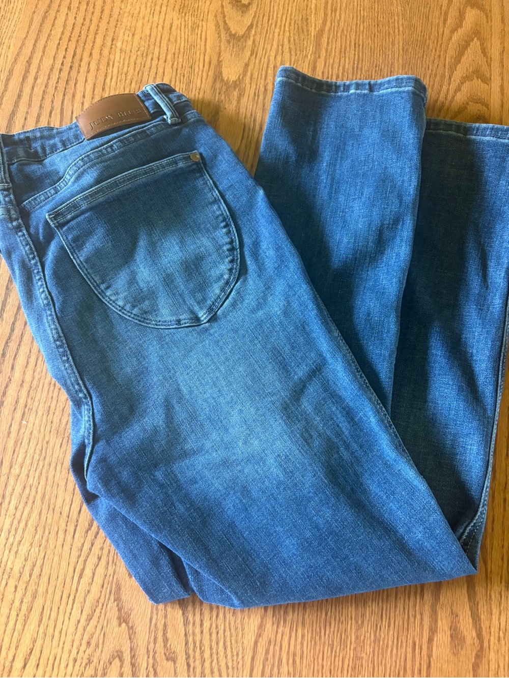 Judy Blue Medium Blue Ankle Crop Jeans